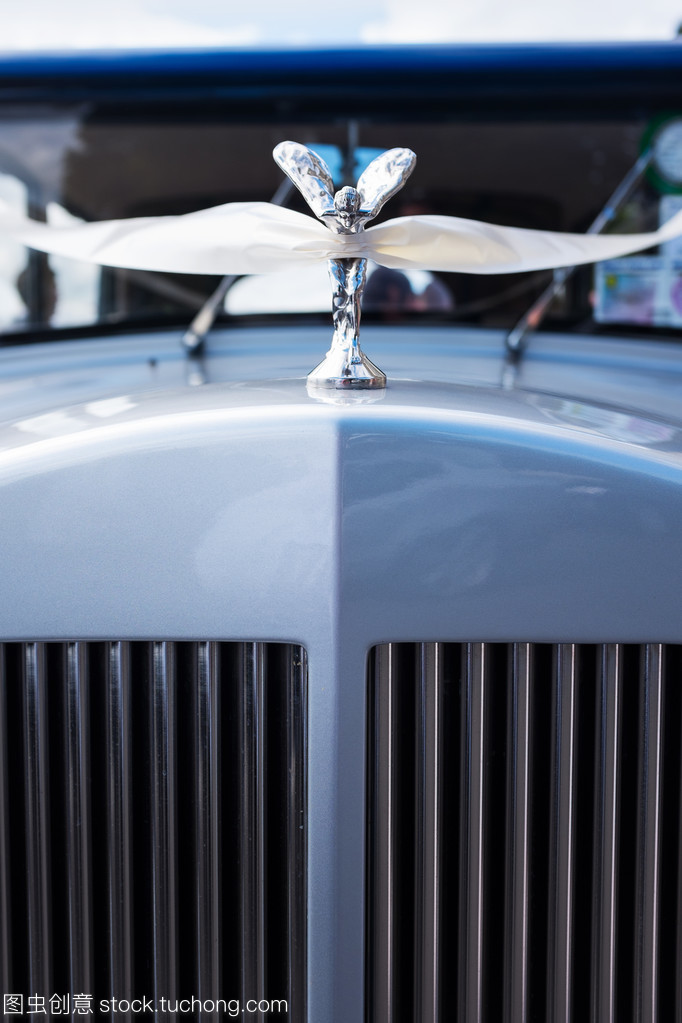 老式汽車裝飾著白絲帶。詳細